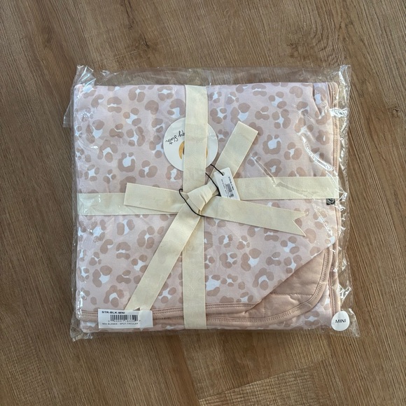 The Sleepy Sloth Bamboo “Spot-tacular” Leopard Print Mini Blanket - Picture 2 of 2
